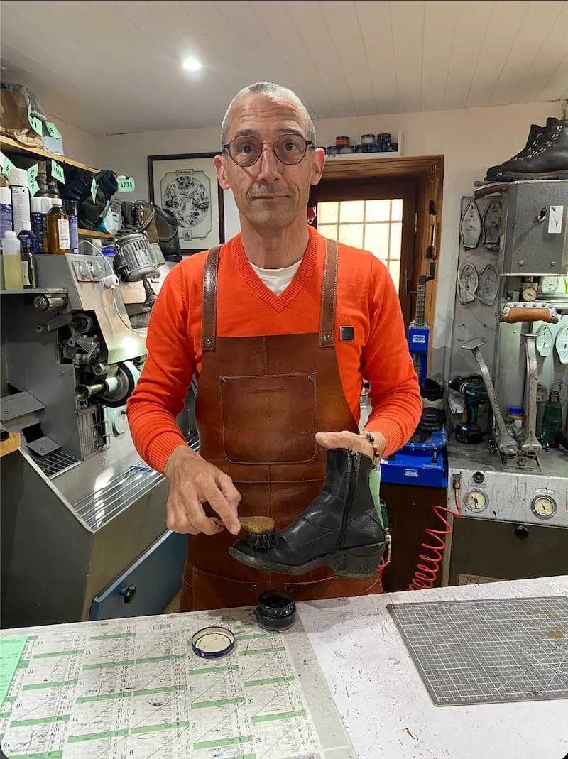 Artisan cordonnier travaillant le cuir dans son atelier