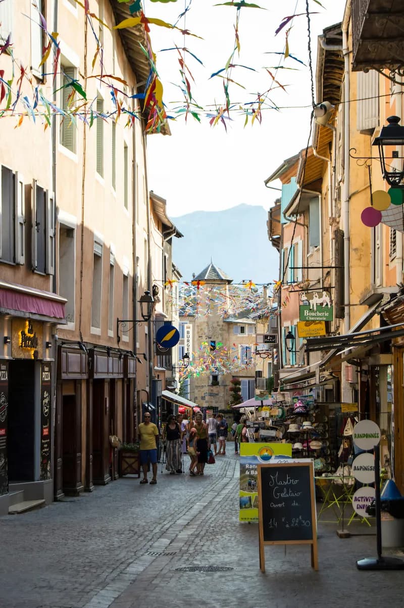 Rue commerçante d'Embrun