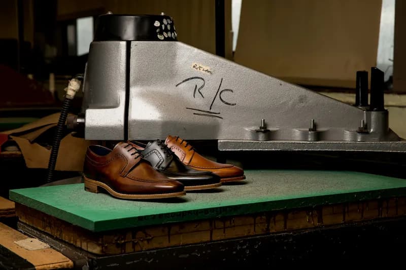 Chaussures en cuir sur machine de cordonnerie